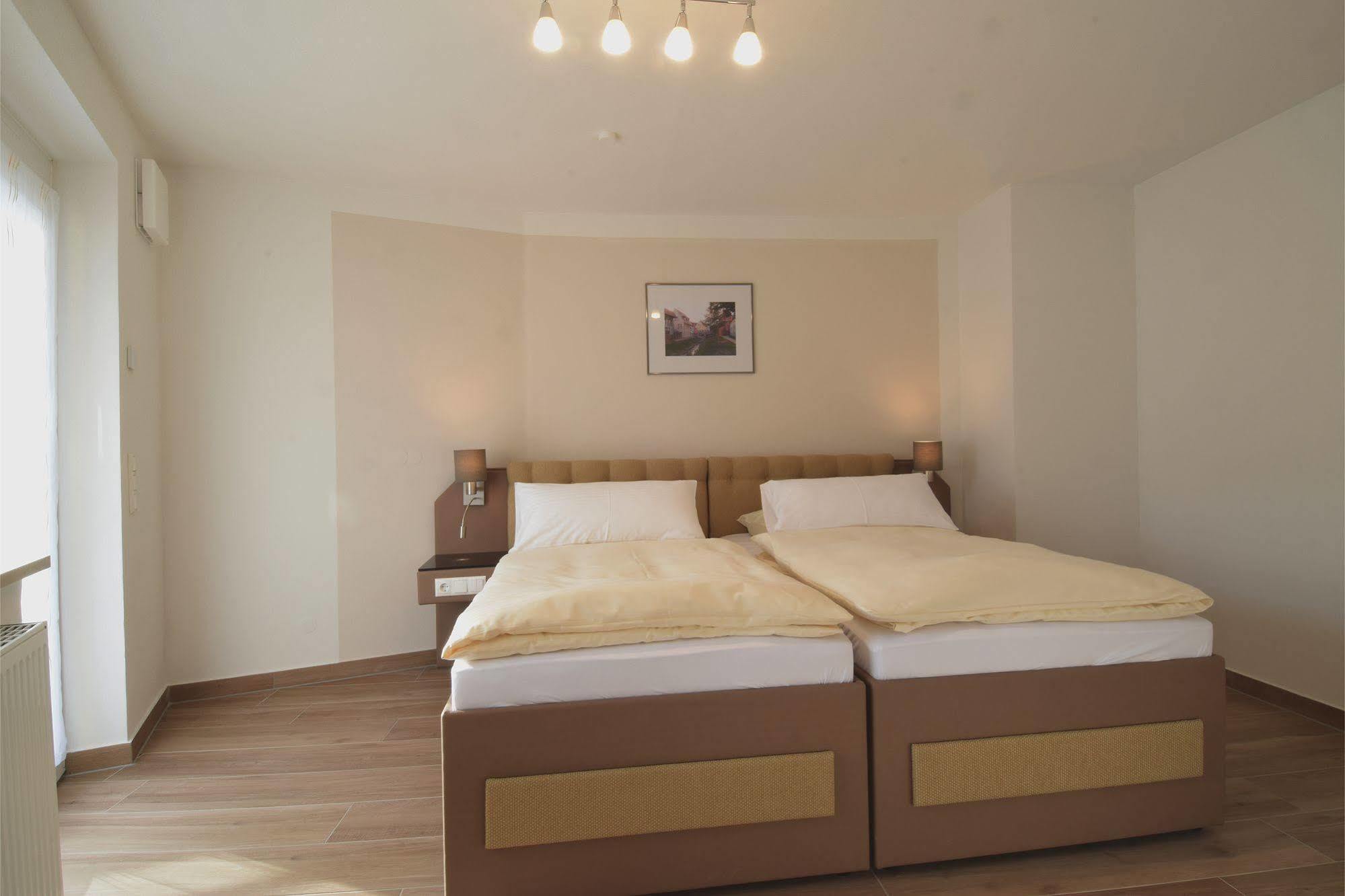 Aparthotel Donaustern Asbach-Baumenheim Екстер'єр фото
